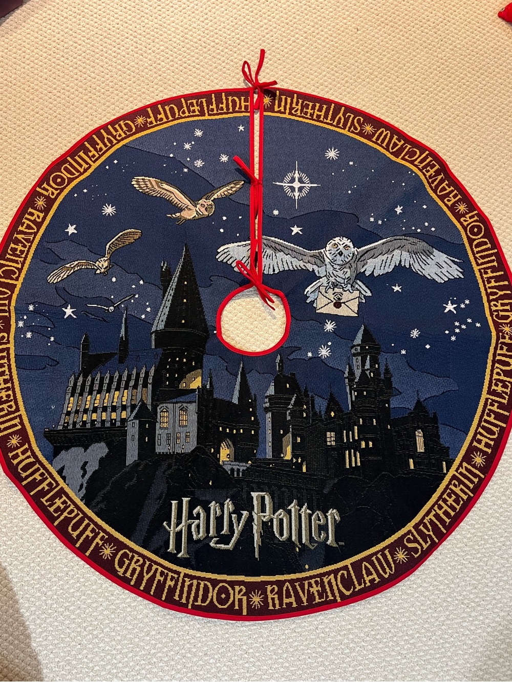 2020 Hallmark Harry Potter Hogwarts Castle Tree Skirt - Picture 2 of 6